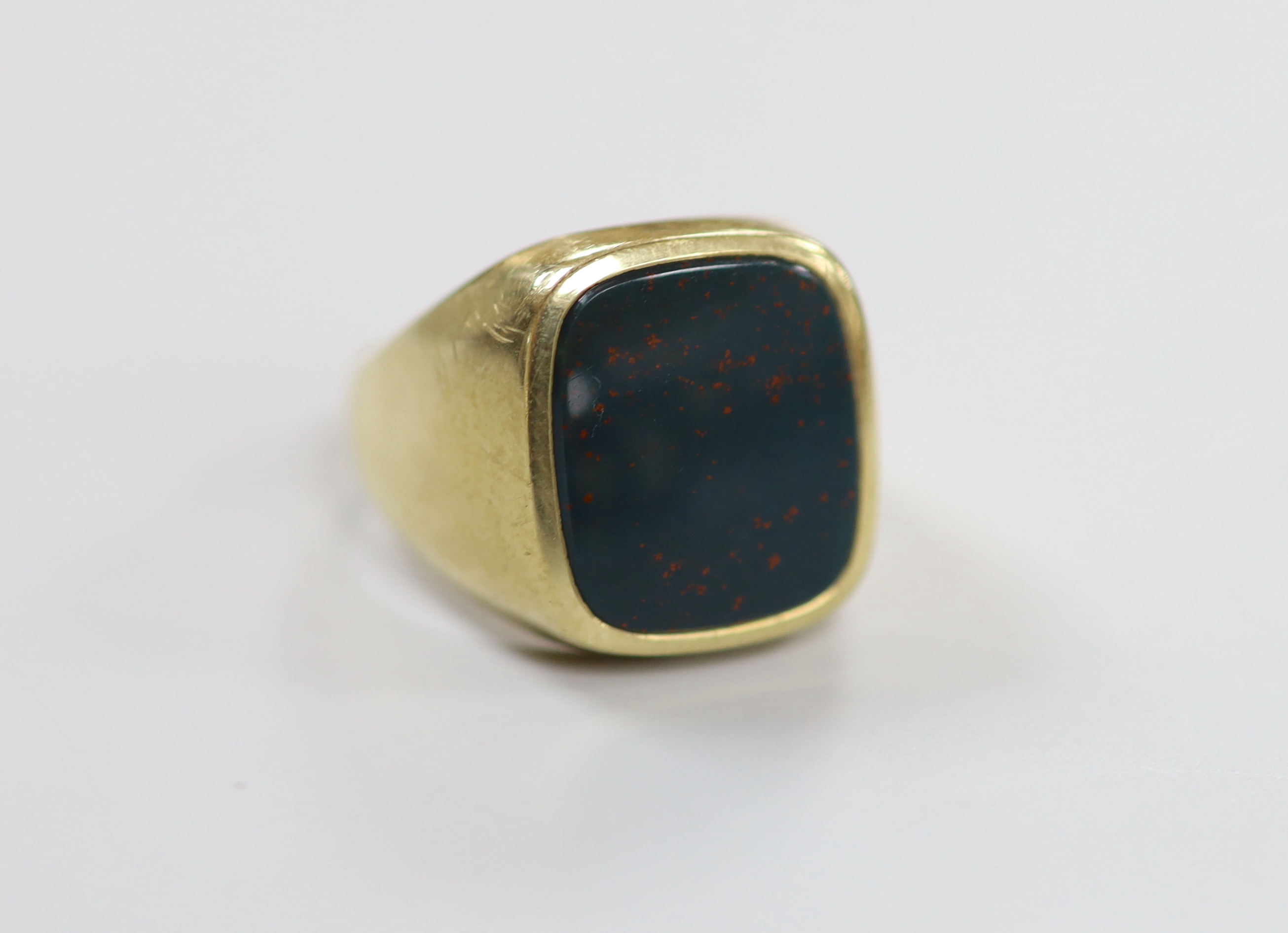 A mid 20th century 585 yellow metal and bloodstone set signet ring, size T, gross weight 10.6 grams.